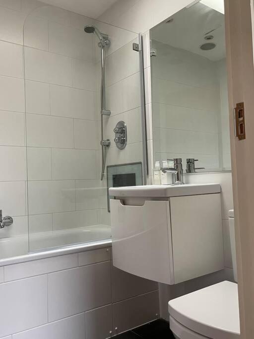 Amazing Apartment Central London Near Tube Station ภายนอก รูปภาพ